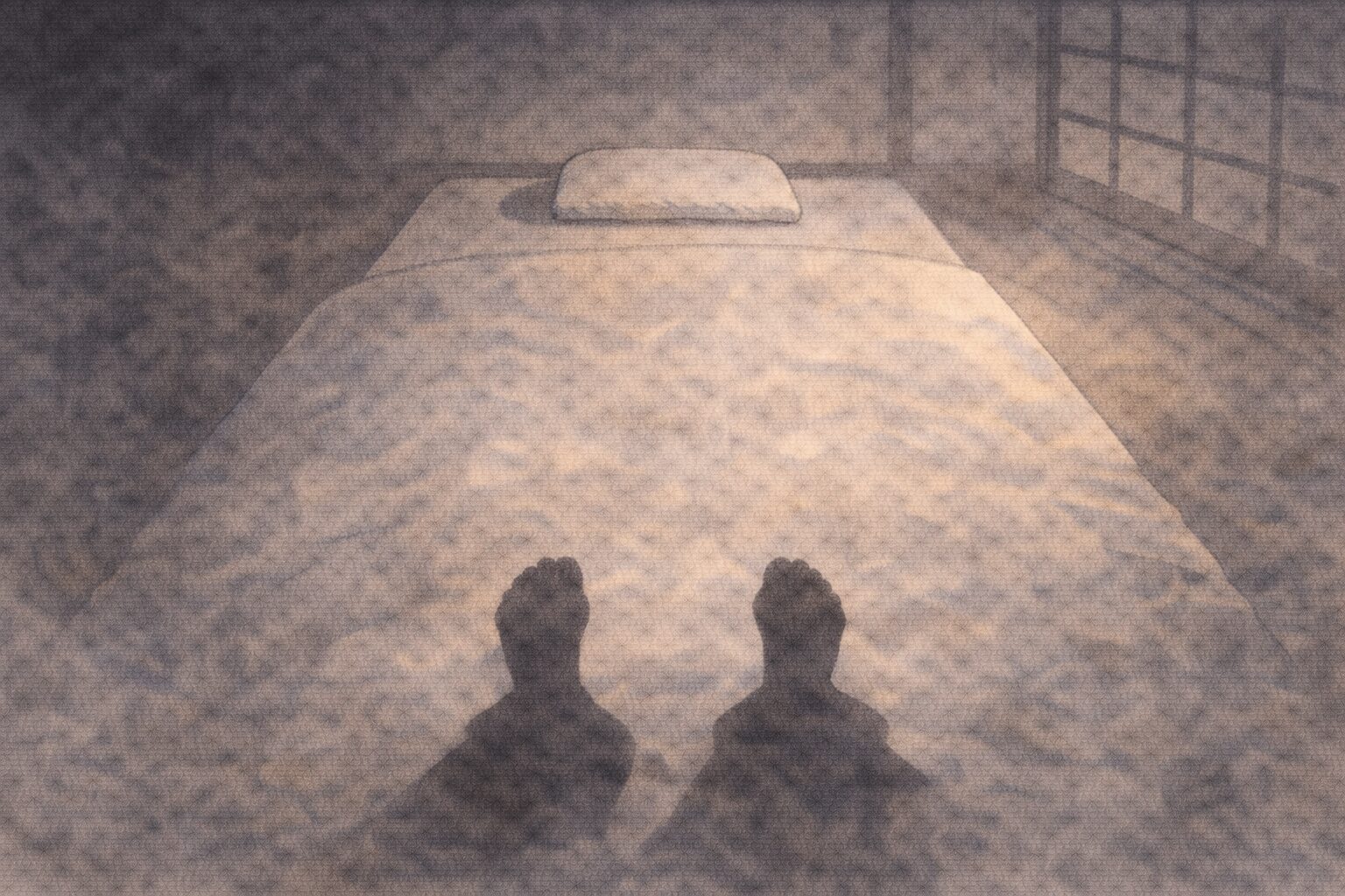 薄暗い座敷で枕元の影が強く落ち、足元と枕元の距離だけが不自然に際立つ一場面