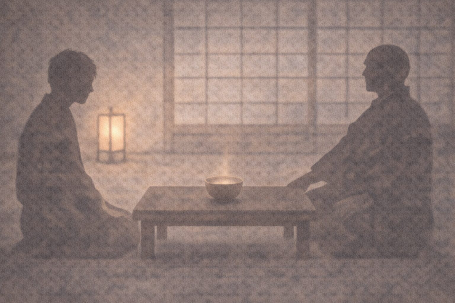 座敷の低い卓を挟み、客の影が茶碗を前に固まり、隠居の影だけが得意げに座る一場面