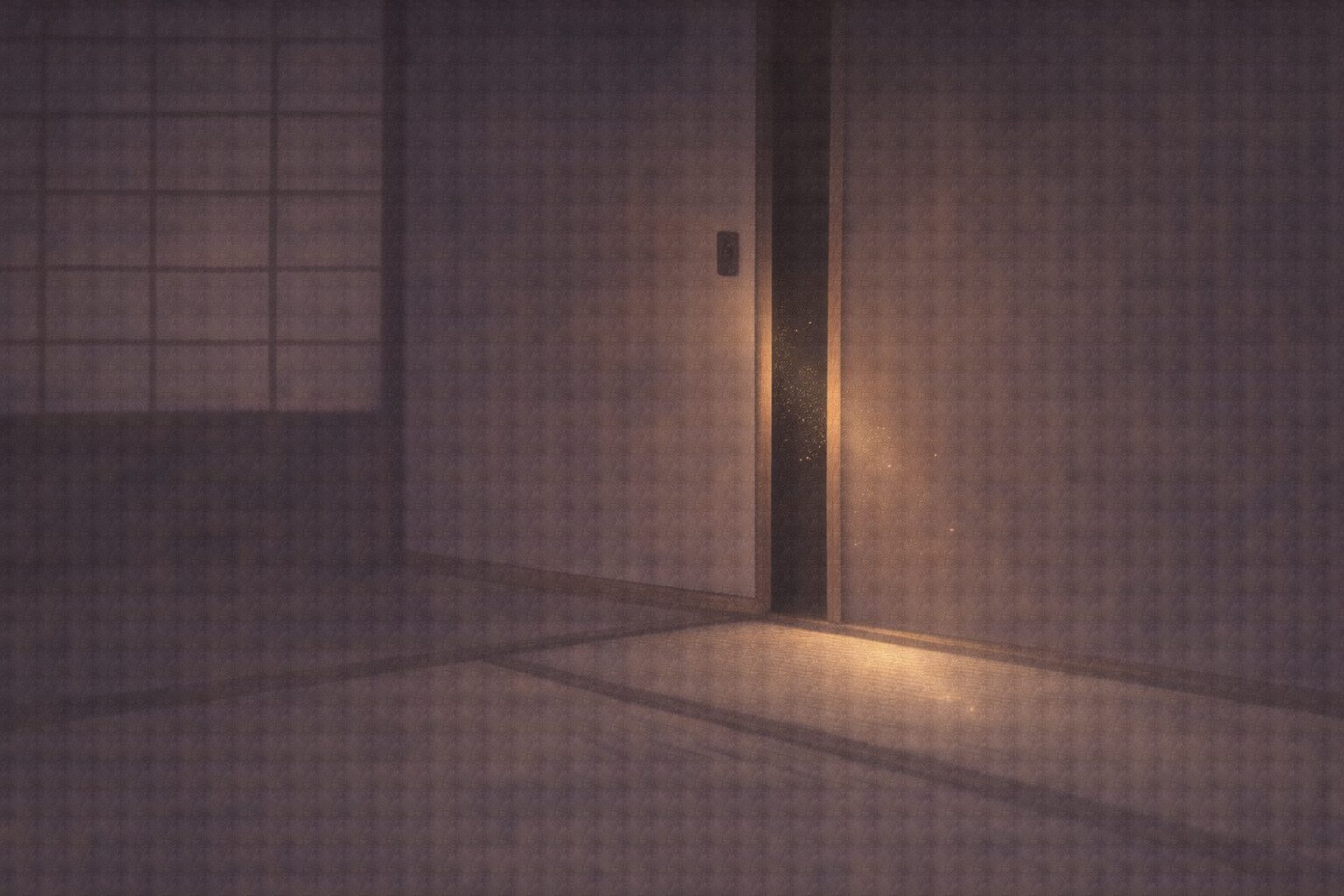 夜の座敷で押入れの戸が少し開き、埃が舞う気配だけが残る余韻の一場面