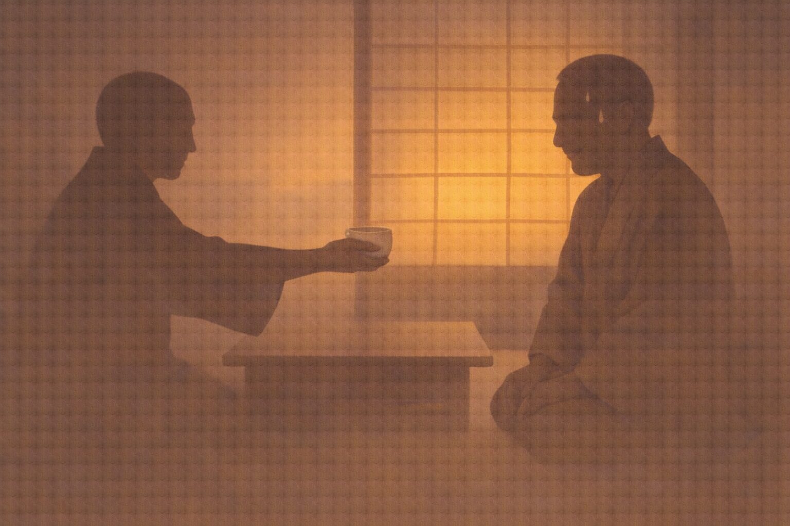 夕方の座敷で、店主の影が湯呑みを差し出し、道具屋の影が笑顔を作りながら汗をかく一場面