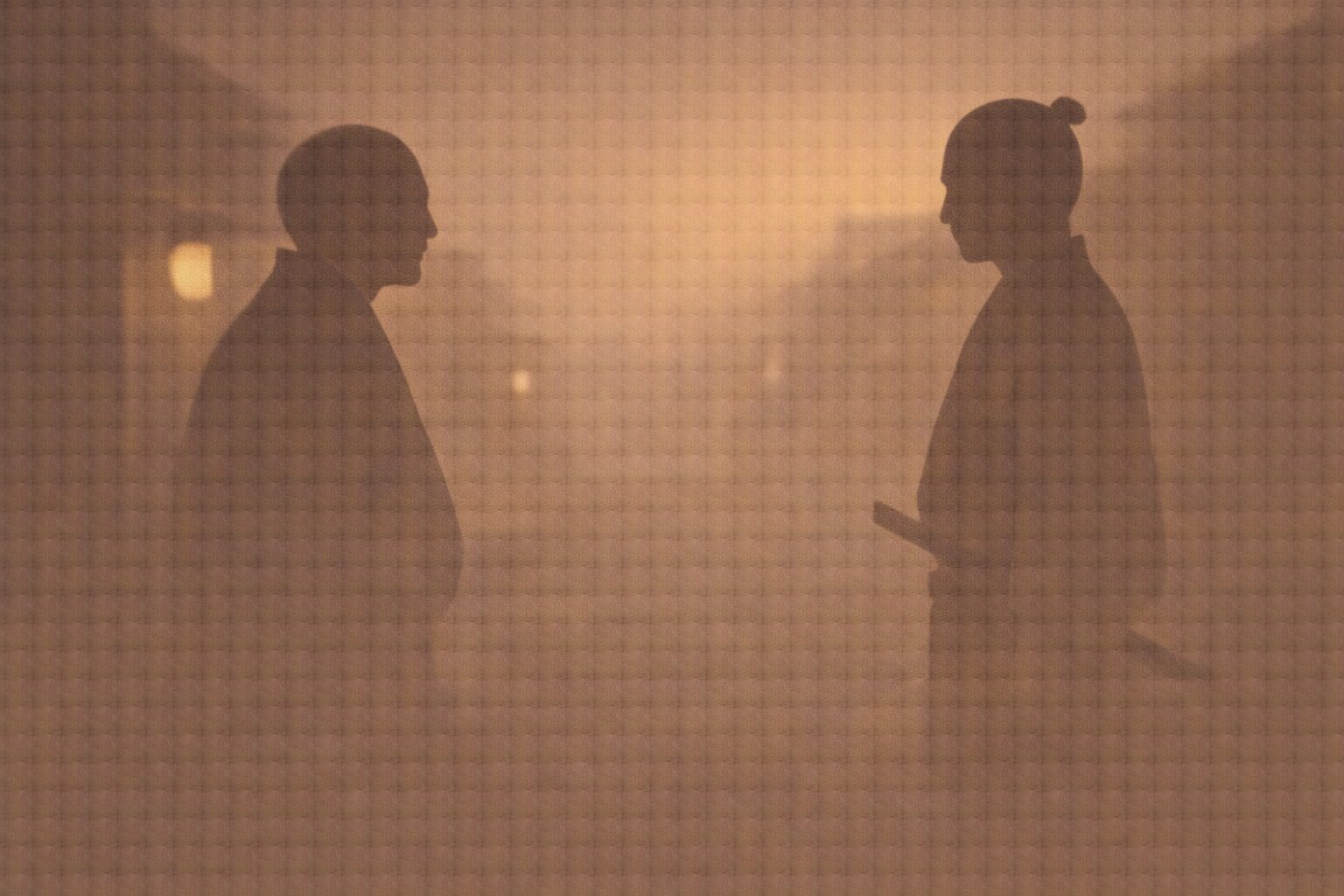 夕方の辻で、町人の影と侍の影が向かい合い、刀の輪郭だけが淡く見える一場面