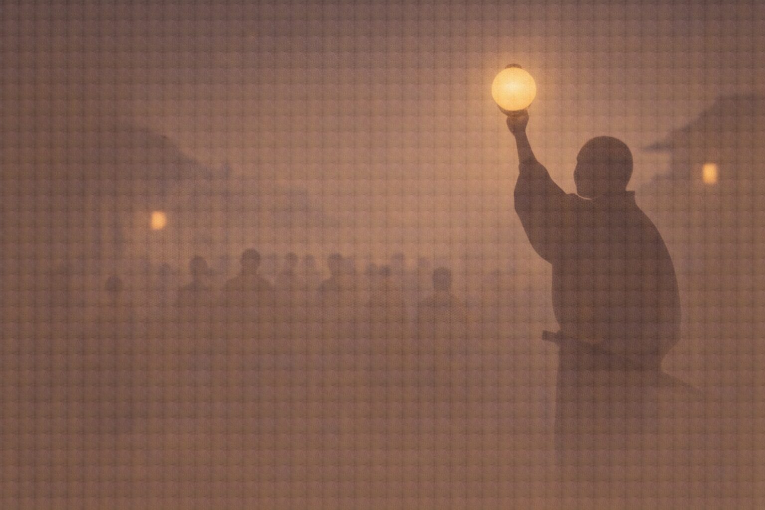 夜明け前の人だかりの端で、男の影が丸い提灯代わりの物を高く掲げ、周囲の影がざわめく余韻の一場面
