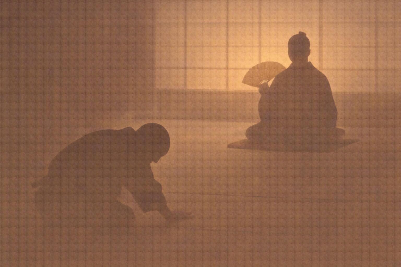 夕方の奉行所で、奉行の影が扇を構え、棟梁の影が深く頭を下げる裁きの一場面