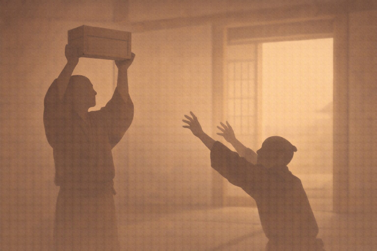 昼の長屋の土間で、大家の影が大工道具箱を高く掲げ、与太郎の影が手を伸ばして必死に頼む一場面