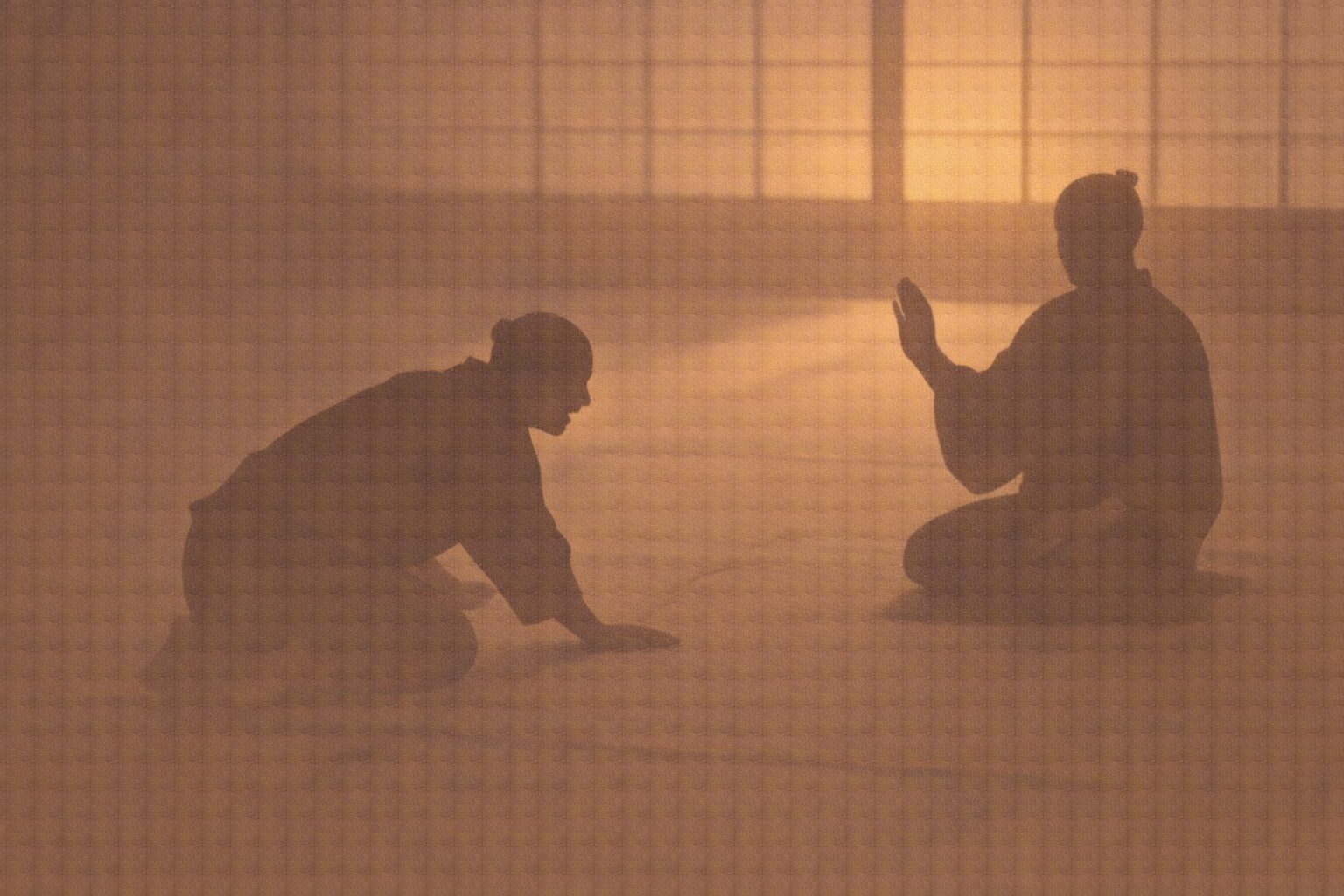 夕方の広い座敷で、八五郎の影が畳に正座しつつ身を乗り出し、屋敷の者の影が静かに制止する一場面