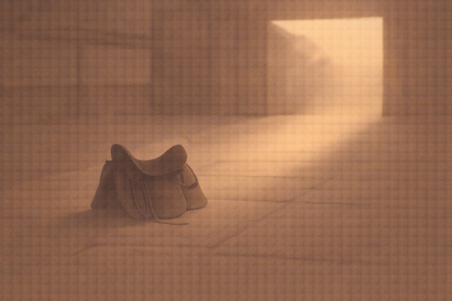 夜明けの屋敷門の前で、馬の気配だけを示す鞍の影が静かに置かれ、朝の光が差す余韻の一場面