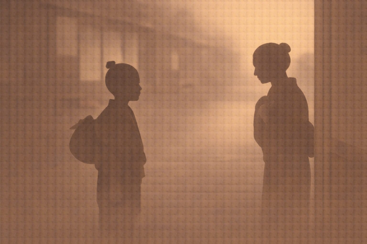 昼の長屋の戸口で、奉公帰りの少年の影が立ち、母親の影が両手を胸に当てて迎える一場面