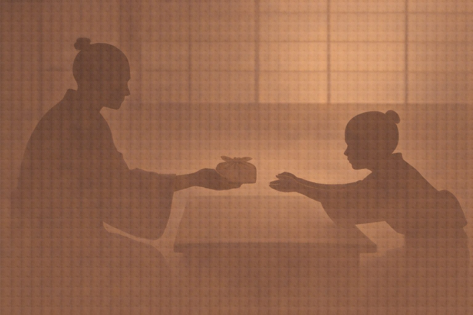 夕方の薄暗い座敷で、父親の影が小さな包みを差し出し、少年の影が身を乗り出して受け取る一場面