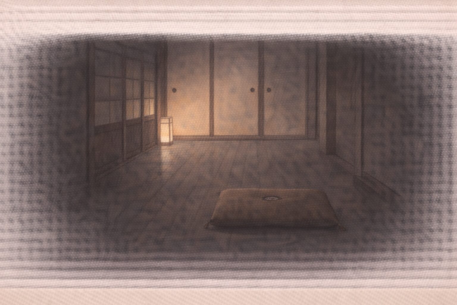 夜更けの廊下、閉じた襖の向こうに行灯の光がにじみ、手前に正座の座布団だけが残る余韻の一場面