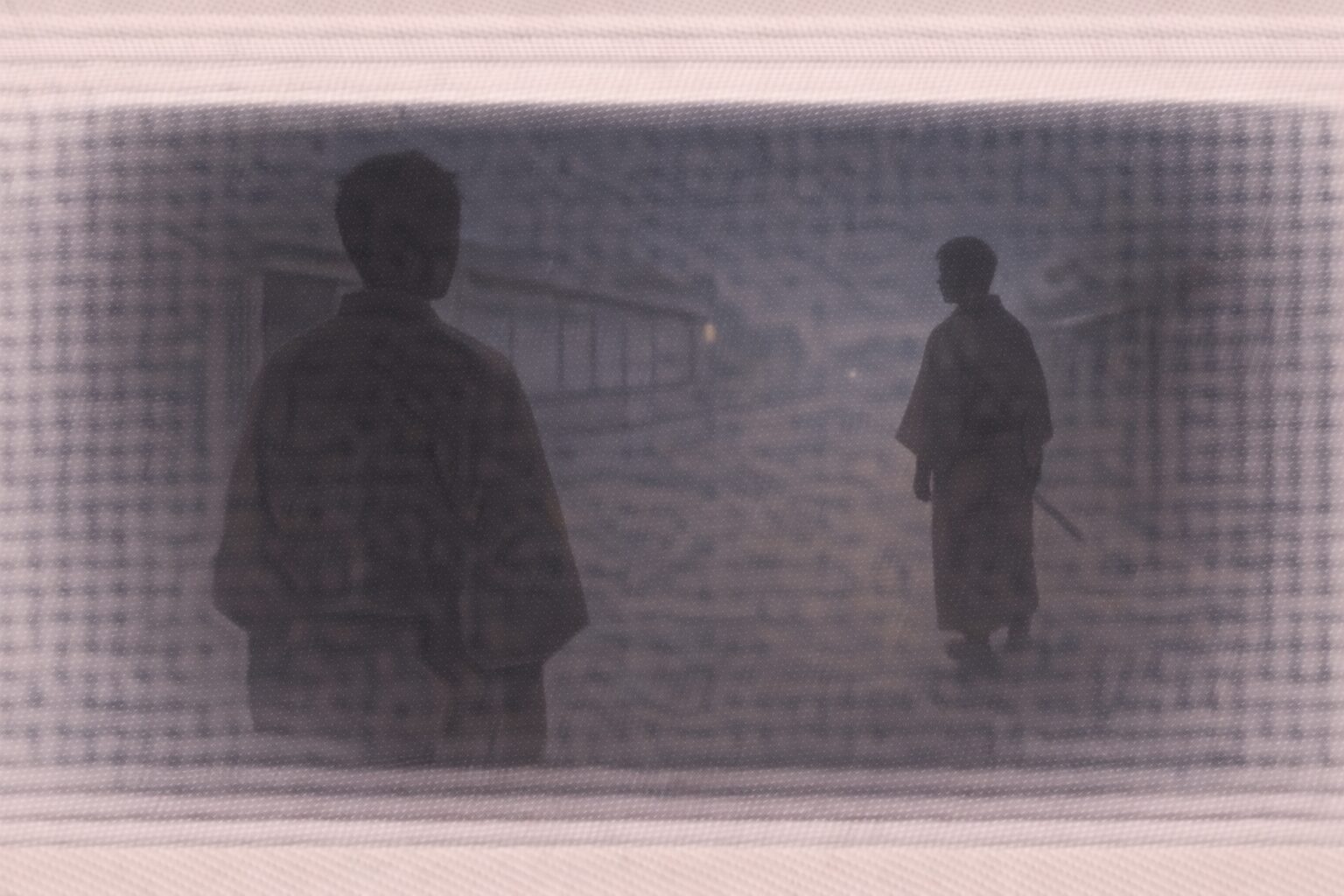 夜の街道、前を歩く男の影が振り返り、少し離れて後ろの男の影が立ち止まる一場面 