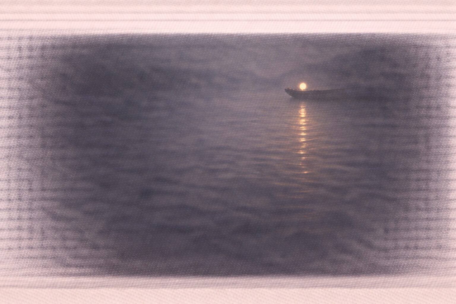 夜更けの川辺、消えかけた提灯の光だけが水面に残り、舟の輪郭が遠くに薄く溶ける余韻の一場面