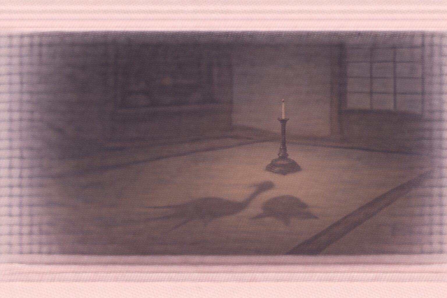 夜の仏間、ろうそく立ての輪郭だけが淡く浮かび、鶴亀を思わせる影が床に落ちる余韻の一場面