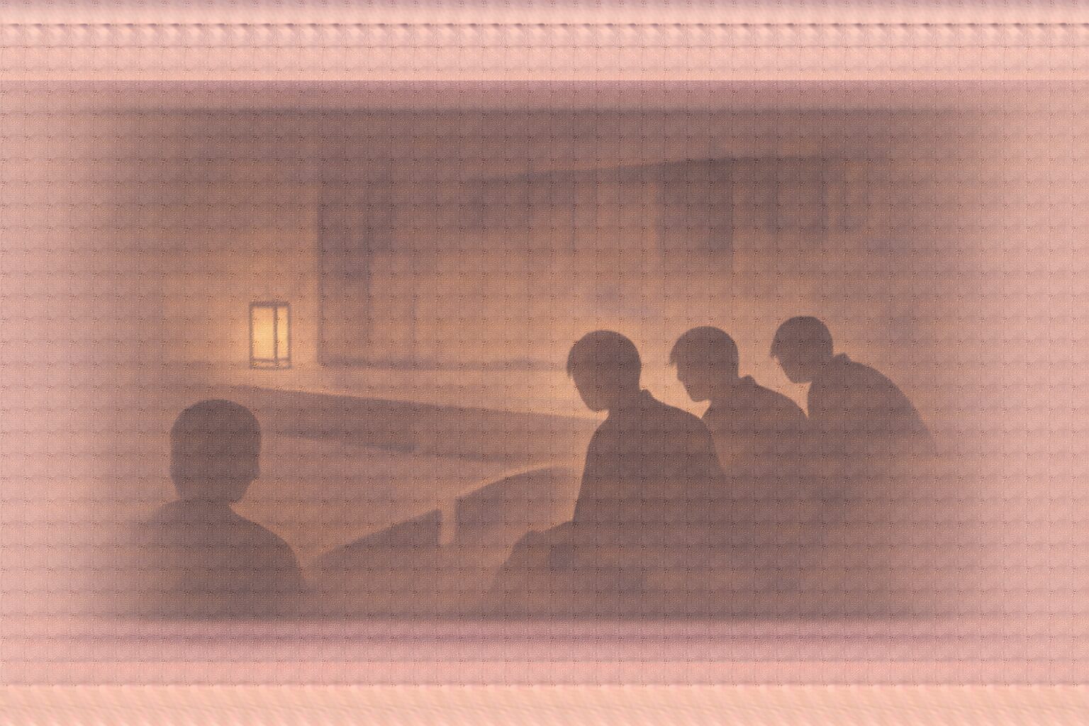 夜の客席、拍子木の音の気配だけが残り、客の影が身を乗り出して見入る一場面